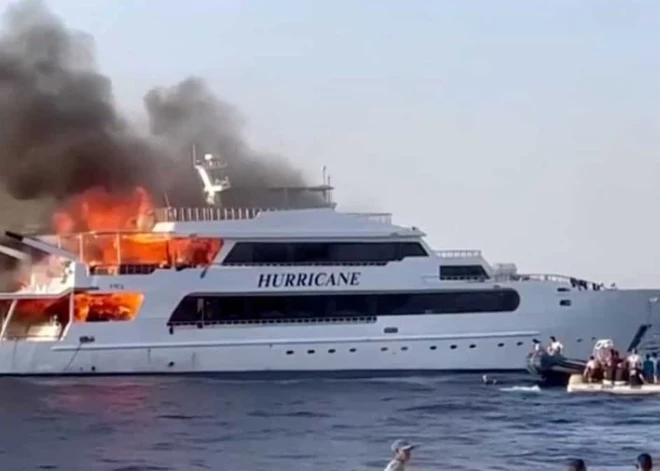 ВИДЕО: три туриста пропали без вести после пожара на яхте в Красном море