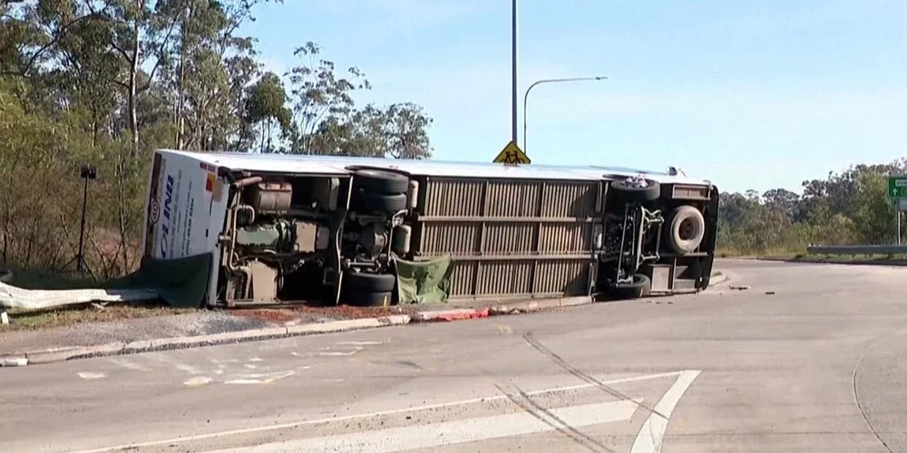 Автобус со свадебными гостями перевернулся на повороте