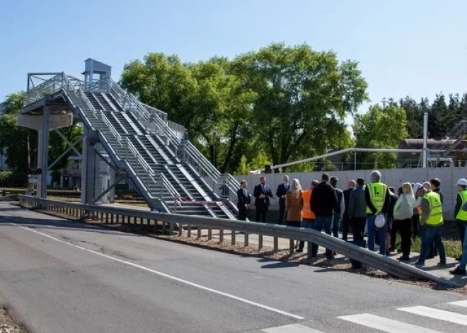 Vides pieejamības ekspertus neapmierina stāvās braucamās sliedes uz Ezera ielas gājēju tilta stāvajām kāpnēm. Tas ne tikai nerada drošību, bet ir pat bīstamas.