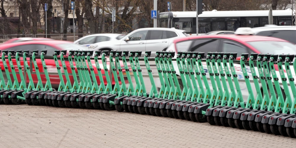 Электрические скутеры Bolt в центре Риги.