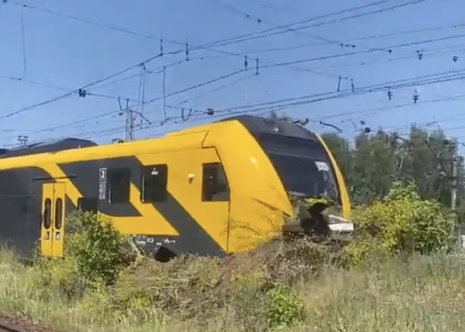 Неудачные испытания нового электропоезда: из-за человеческого фактора состав съехал в насыпь
