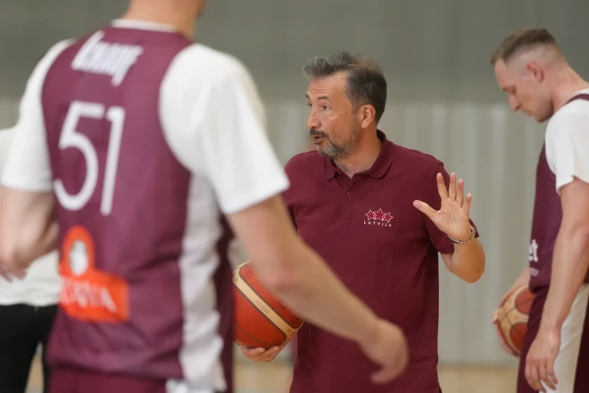 Latvijas vīriešu valstsvienības galvenais treneris Luka Banki māca basketbola smalkumus.