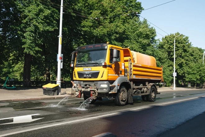 Полив будет продолжаться до тех пор, пока погода остается сухой и без осадков. (Фото: Flickr.com / Rīga)