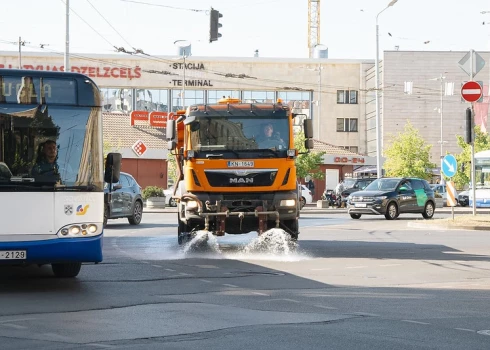 Полив улиц осуществляется в основном ночью и в первой половине дня. (Фото: Flickr.com / Rīga)