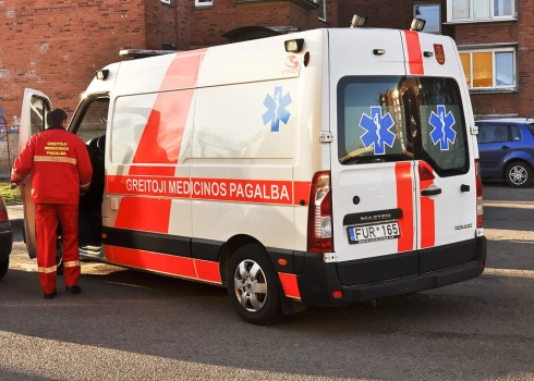 Pirmdienas rītā ap pulksten 9 tika atklāts, ka bērns savā gultiņā vairs neelpo. Nekavējoties tika zvanīts mediķiem, taču trīs mēnešus vecā puisēna dzīvību glābt nav izdevies.