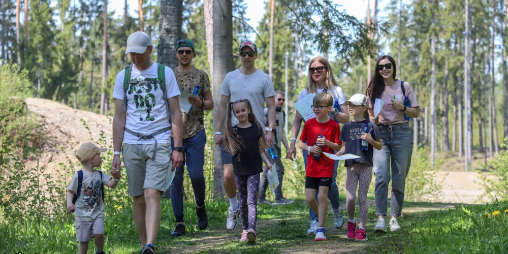 Lielie un mazie soļoti Smeceres sila apkaimē.