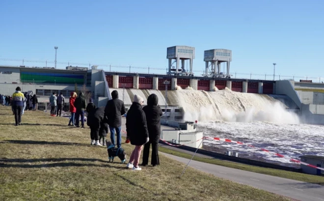 Прорыв одной из плотин Даугавской ГЭС принесет несчастье десяткам тысяч жителей Латвии. (Фото: Эвия Трифанова/LETA)