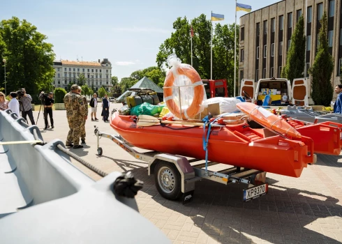 FOTO: no Rīgas ceļā dodas konvojs ar palīdzību Kahovkas HES katastrofā cietušajiem
