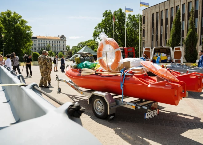 FOTO: no Rīgas ceļā dodas konvojs ar palīdzību Kahovkas HES katastrofā cietušajiem