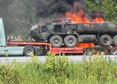 Очевидцы сообщают, что загорелся военный бензовоз.