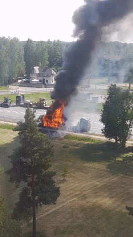 Очевидцы сообщают, что загорелся военный бензовоз.