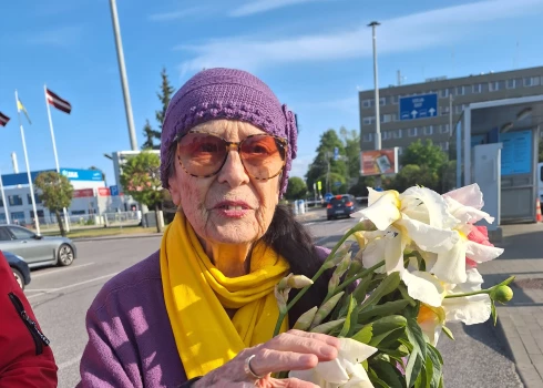 “Mani un manu darbu Latvijā novērtē. Dzimtenē es saņemu mīļu mīlestību no cilvēkiem. Tā man Amerikā trūkst,” saka leģendārā dejotāja.