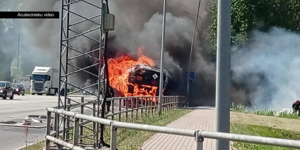 В Саласпилсе загорелся грузовик, перевозивший военную цистерну с горючим. (Фото: скриншот видео TV3)