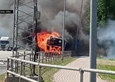 В Саласпилсе загорелся грузовик, перевозивший военную цистерну с горючим. (Фото: скриншот видео TV3)