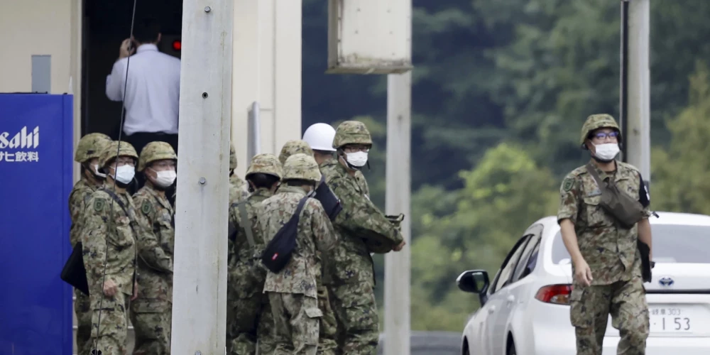 Japānā jauniesauktais nošauj divus karavīrus