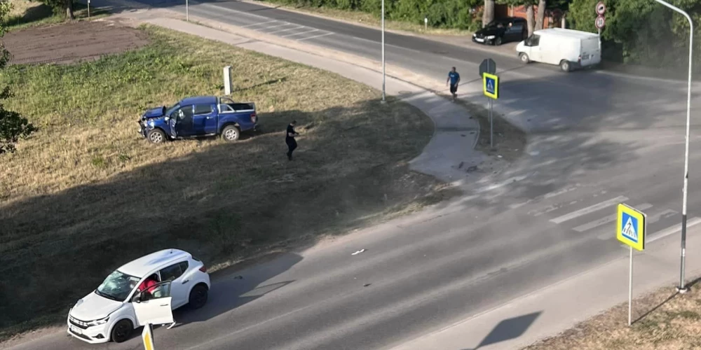 Авария произошла утром 14 июня на перекрестке улиц Канторас и Лиела в Марупе. (Фото: Twitter.com / BreakingLV / Agnese Skudrule)