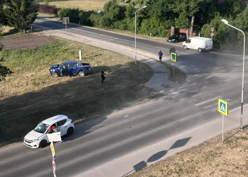 Авария произошла утром 14 июня на перекрестке улиц Канторас и Лиела в Марупе. (Фото: Twitter.com / BreakingLV / Agnese Skudrule)