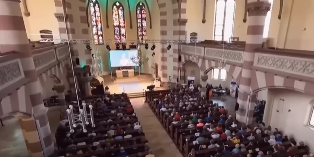 ВИДЕО: искусственный интеллект в Германии провел службу в церкви; прихожане выстроились в очередь