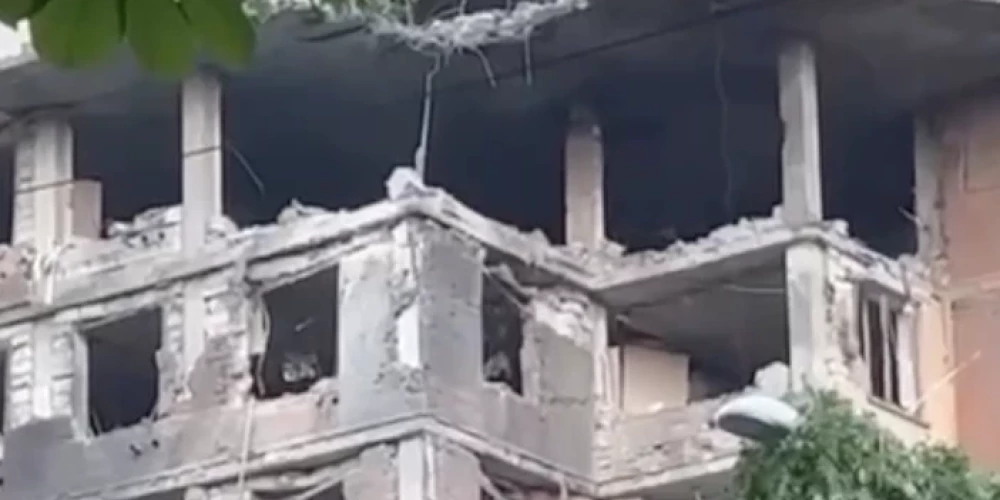 В результате воздушного боя и взрывной волной поврежден бизнес-центр. (Фото: скриншот видео)