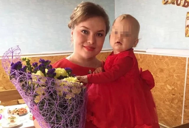 Jeļizaveta Kuturova ar meitu (ekrānuzņēmums no soctīkliem)