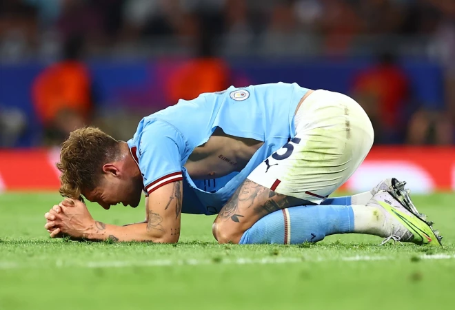 Džons Stouns no Mančestras "City" aukumā ar saplēstu kreklu UEFA Čempionu līgas fināla futbola spēlē starp "Manchester City" un Milānas "Inter", Stambulā, Turcijā, 2023. gada 10. jūnijā. 