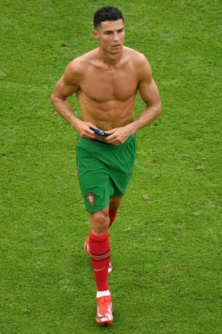 Portugāles uzbrucējs Krištianu Ronaldu 2021. gada 19. jūnijā Minhenes Allianz arēnā UEFA EURO 2020 F grupasfutbola spēles noslēgumā iet laukumā bez krekla.