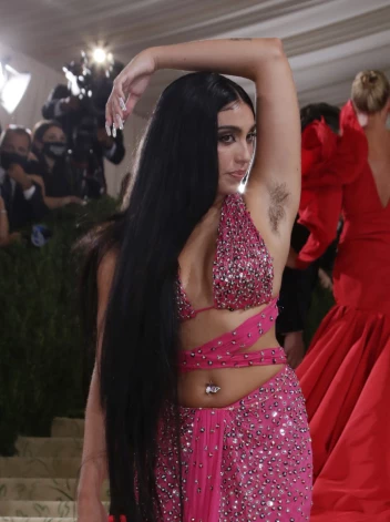 Madonnas meita Lourdes Leon 2021. gada "Met Gala" pasākumā.