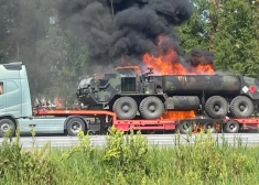 Во вторник, 13 июня, в Саласпилсе загорелся военный бензовоз, который перевозился на тягаче. (Фото: Sadursme)