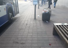 Так выглядит остановка общественного транспорта в центре Риги у торгового центра Stockmann. (Фото: Twitter.com / lnese.obvs)
