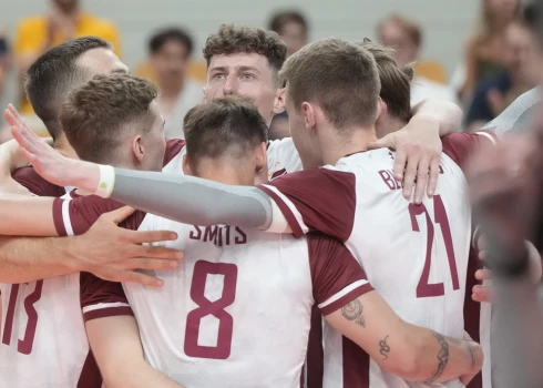 Latvijas volejbolisti Sudraba līgas turnīrā vēlreiz pārliecinoši uzvar Kipru