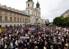 Polijā ir viens no visierobežojošākajiem grūtniecības pārtraukšanas likumiem Eiropā, un visi aborti ir aizliegti, izņemot izvarošanas un incesta gadījumus vai gadījumus, kad tiek apdraudēta mātes dzīvība vai veselība.