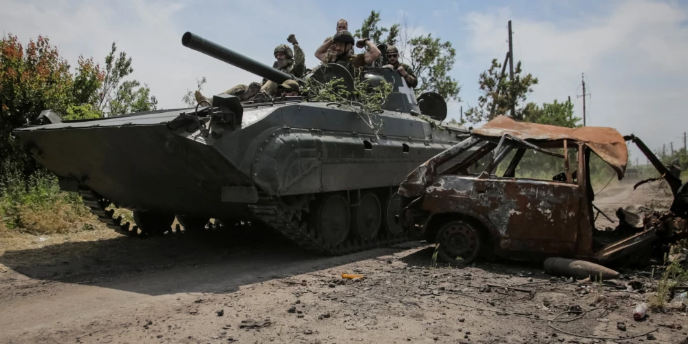 Ukrainas dienesta locekļi brauc ar kājnieku kaujas mašīnu BMP-1, doneckas apgabals, 2023. gada 13. jūnijs. 