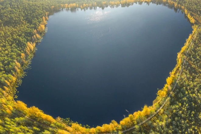 Тропа на болоте Мушос тирялис (Йонишкиский район) – пешеходная тропа длиной 3,6 км в Жагарском региональном парке уникальна, поскольку является самой длинной тропой с дощатым настилом в Литве.