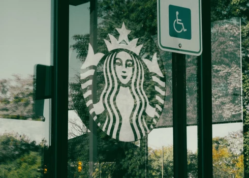 Суд обязал Starbucks выплатить 25,6 млн долларов бывшей сотруднице! За что такая компенсация?
