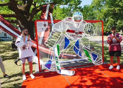   ФОТО, ВИДЕО: на Бастионной горке в Риге торжественно открыли скульптуру хоккейного вратаря