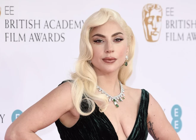 Lady Gaga nosaukta par "alkatīgu" un "sevi pārdevušu", jo sākusi reklamēt medikamentus migrēnas ārstēšanai