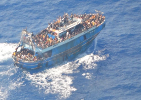 Traģēdija Grieķijas piekrastē: migrantu kuģa avārijā varētu būt gājuši bojā 500 cilvēki