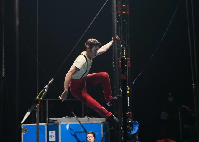 Rīgā šodien, 15. jūnijā, "Arēnā Rīga" norisināsies slavenākā cirka trupas "Cirque du Soleil" uzstāšanās. Trupa "Cirque du Soleil" Rīgā skatītājiem šonedēļ četrās dienās piedāvās noskatīties sešas OVO izrādes. OVO ir krāsains un aizkustinošs ceļojums kukaiņu pasaulē, pilns ar aktīvu darbību un kūsājošu enerģiju. Izrādē tiek apspēlēts bioloģiskās daudzveidības skaistums, līdz ar fantastiskiem akrobātiskiem trikiem skatītāji var iepazīt katra personāža raksturu un dažādu kukaiņu sugu iespējas.