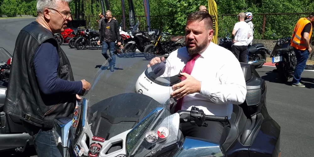 žūrijas sastāvā iekļauti moto jomas speciālisti, mediju un  CSDD pārstāvji'.