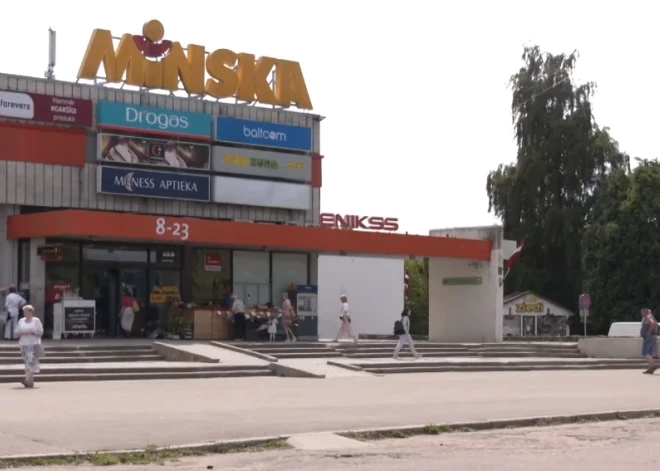 Ударили в живот и вырвали сумку: на 14-летнюю девочку в Пурвциемсе напали двое мужчин