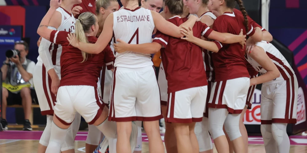 Latvijas basketbolistes priecājas par uzvaru!