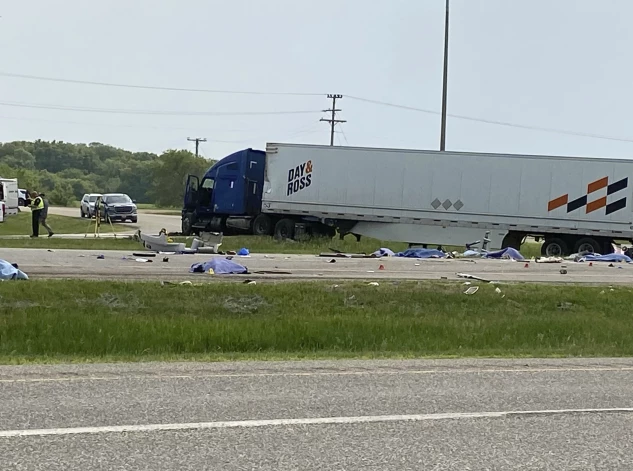 Kanādas Manitobas provincē ceturtdien notika kravas automašīnas un autobusa sadursme, kurā gājuši bojā vismaz 15 cilvēki un ievainoti 10, paziņoja varas iestādes.