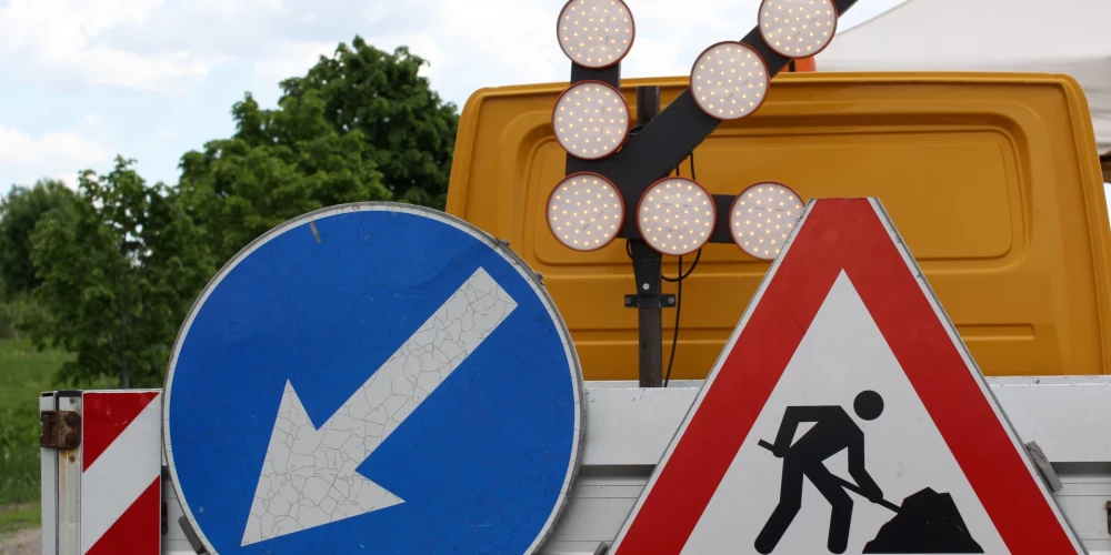 Autovadītājiem: 66 autoceļu posmos notiek būvdarbi; Liepājas rallija laikā Kurzemē slēgs atsevišķus ceļus