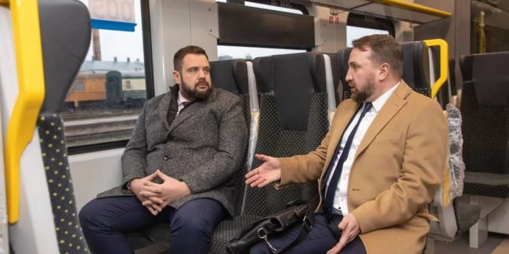 Министр в марте лично осмотрел новые электропоезда и прогнозировал, что уже в конце лета они выйдут в рейс. (Фото: Satiksmes ministrija)