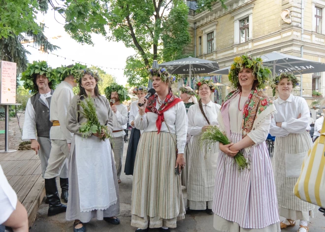 15. jūnijā svētku ielīgošanu Aristīda pagalmā ieskandinās folkloras kopas “Grodi”, “Garataka”, “Vilkači” un postfolkloras grupa “Rikši”.