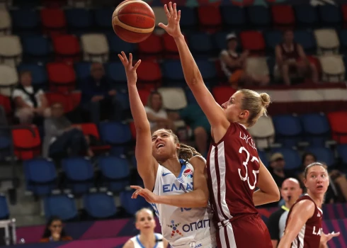 Šoreiz sāpīga neveiksme — Latvijas basketbolistes Eiropas čempionāta finālturnīra otrajā spēlē piekāpjas Grieķijai