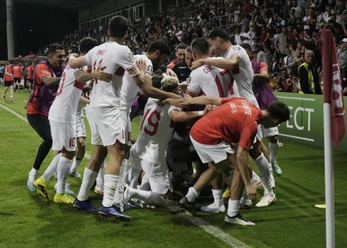 Pēdējo sekunžu trillerī Latvijas futbola izlase piekāpjas Turcijai EČ kvalifikācijas spēlē