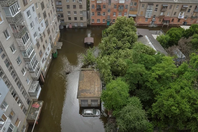 Pludi Hersonā pēc Kahovkas HES aizsargdambja uzspridzināšanas.