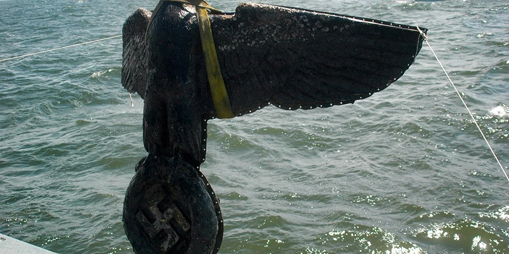 Urugvaja 350 kilogramus smagu nacistu bronzas ērgli pārvērtīs par citu putnu ar simbolisku vēstījumu