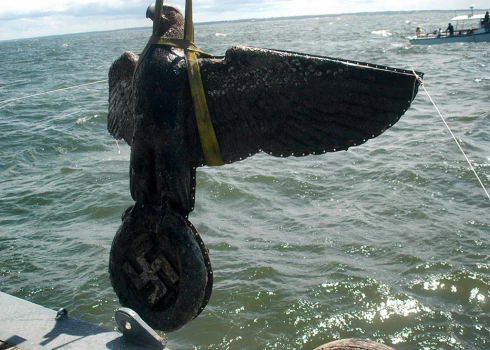 Urugvaja 350 kilogramus smagu nacistu bronzas ērgli pārvērtīs par citu putnu ar simbolisku vēstījumu